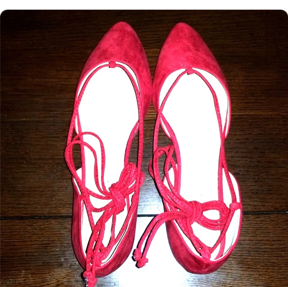 Ballet flats // pointy toe // red lace ups